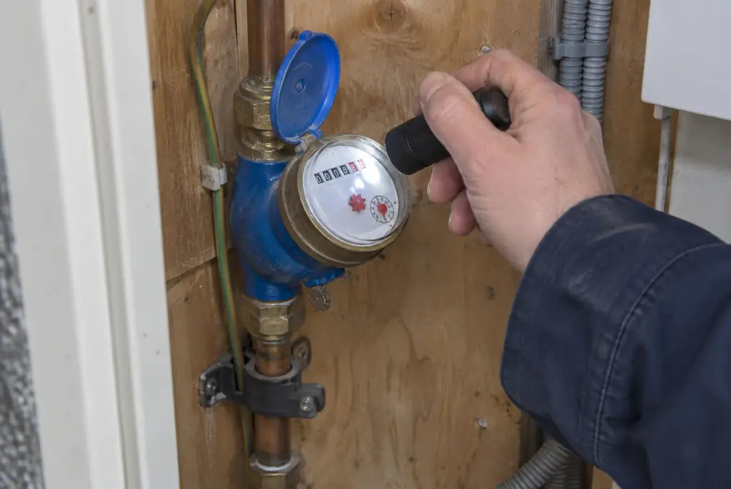 Lekdetectie Zandvoort – watermeter in de meterkast controleren met een zaklamp